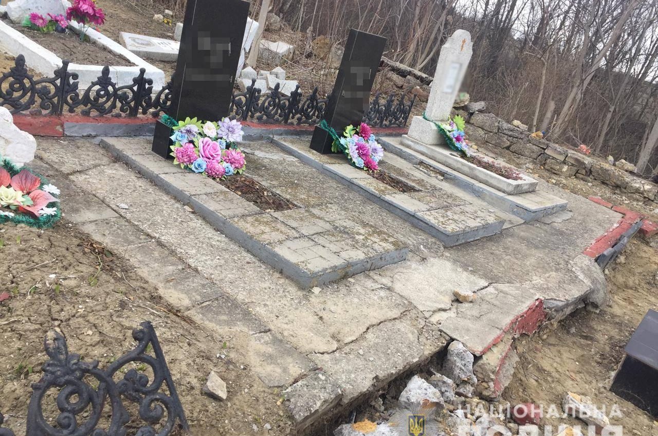 В Одесской области задержали кладбищенских вандалов (фото) «фото»