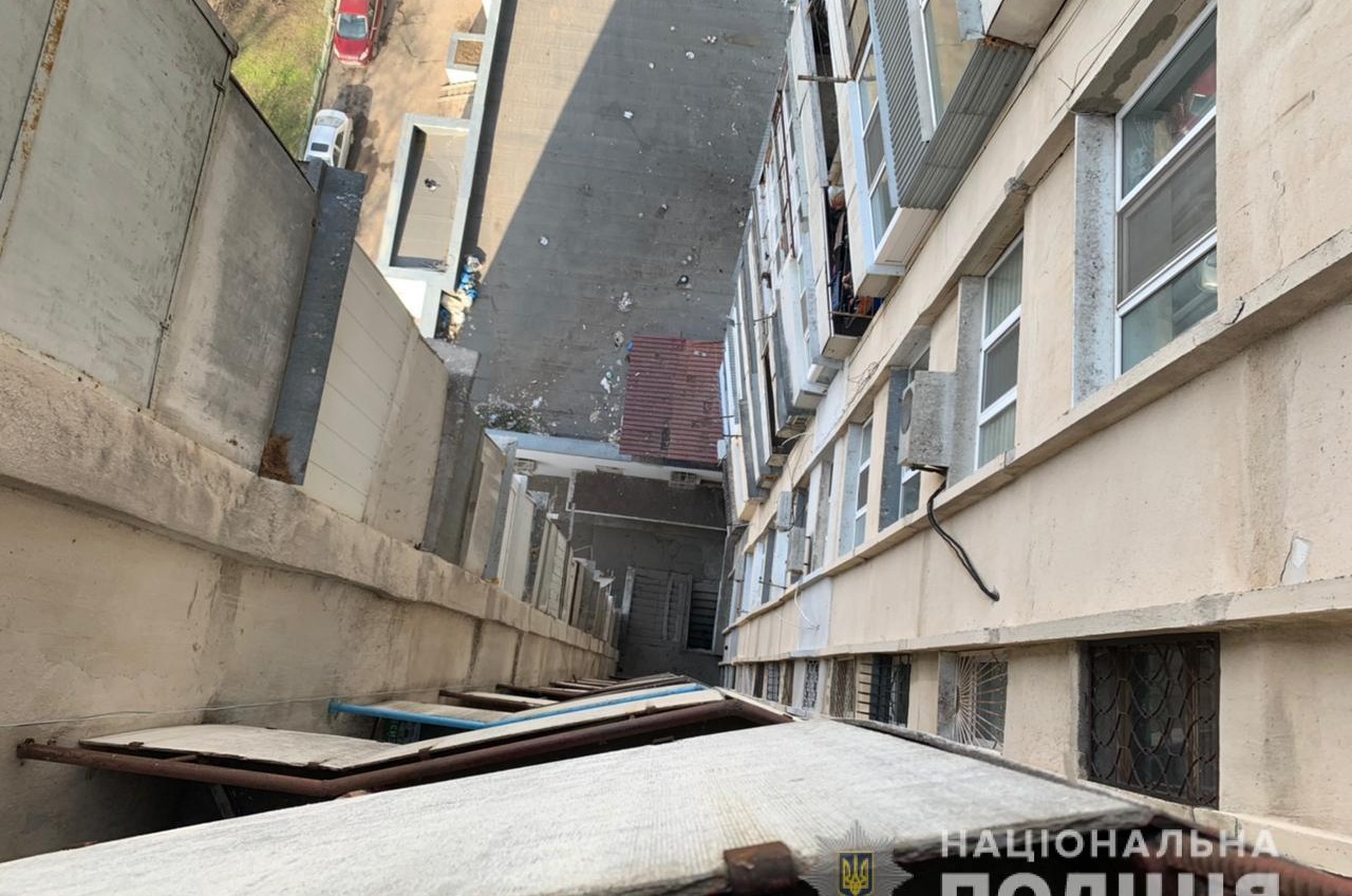 На Заболотного 18-летний парень спрыгнул с балкона высотки (фото) «фото»
