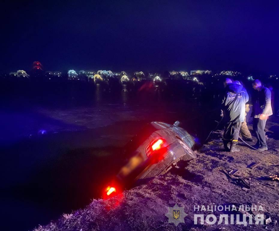 В Балте автомобиль опрокинулся в реку, погиб пассажир (фото, видео) «фото»