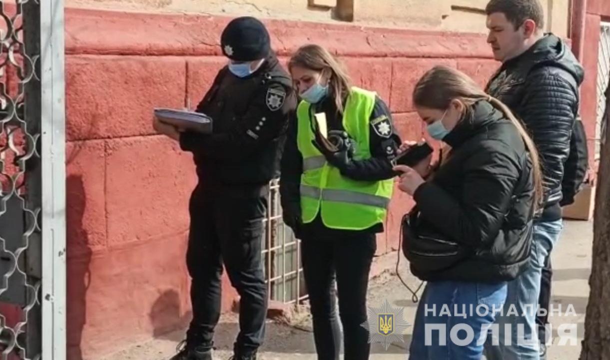 На Мариинской нашли тело убитой пожилой женщины в мешке возле школы (фото) «фото»