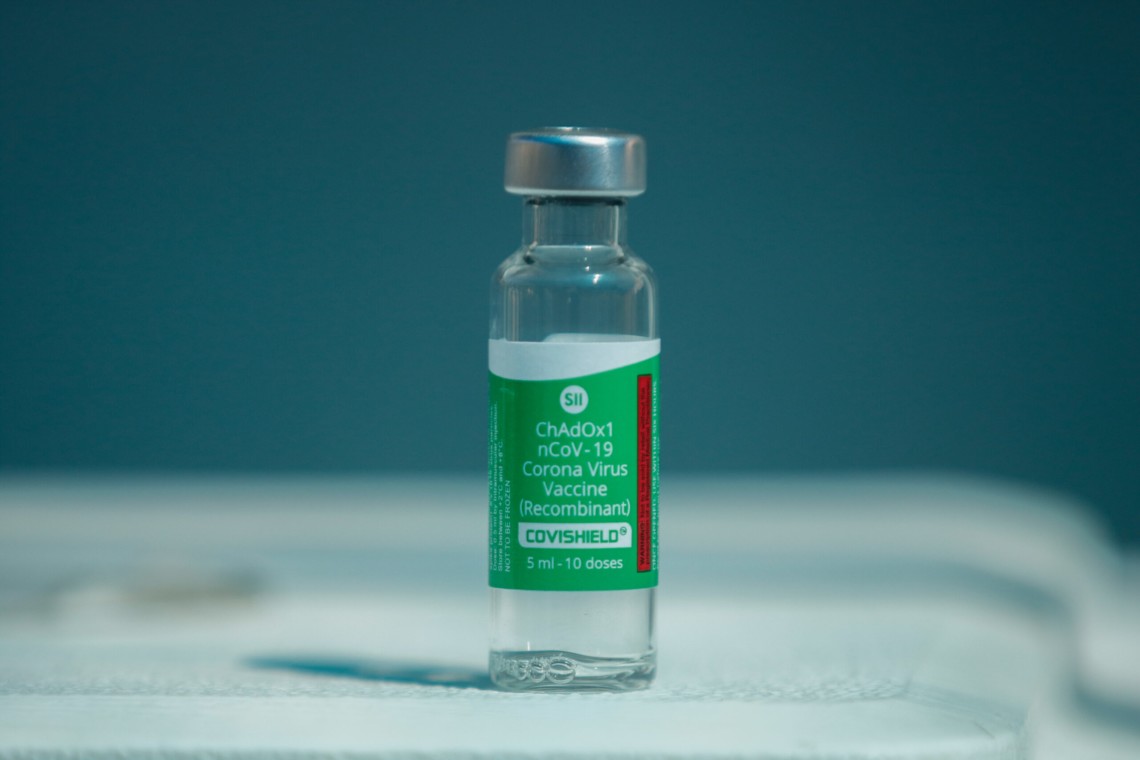 Вакцину от COVID-19 назвали безопасной: у привитых нет тяжелых осложнений «фото»