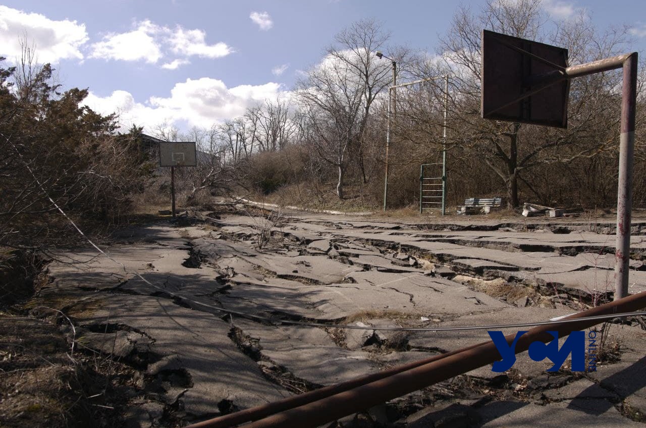 Оползень в Черноморске: как выглядит заброшенная база “Радужный” (фото) «фото»