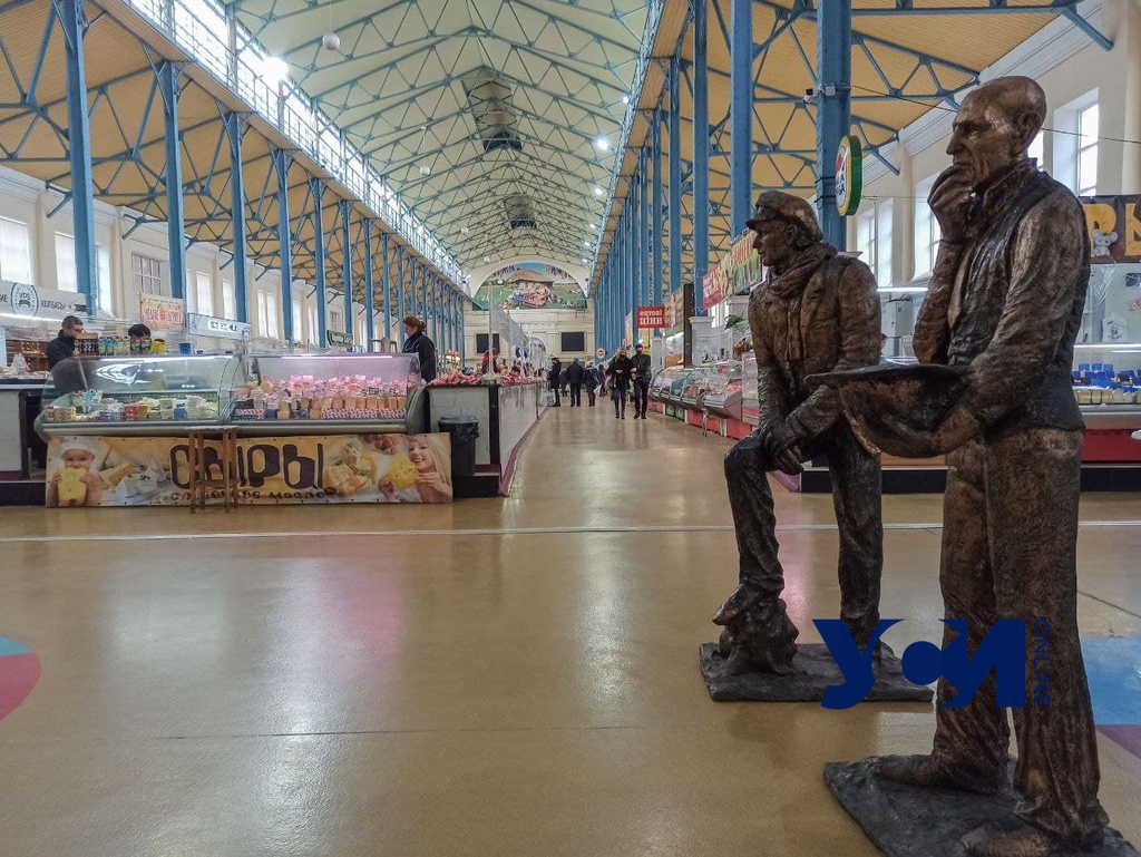 Скульптуры Остапа Бендера и Воробьянинова появились в корпусе Нового рынка (фото) «фото»