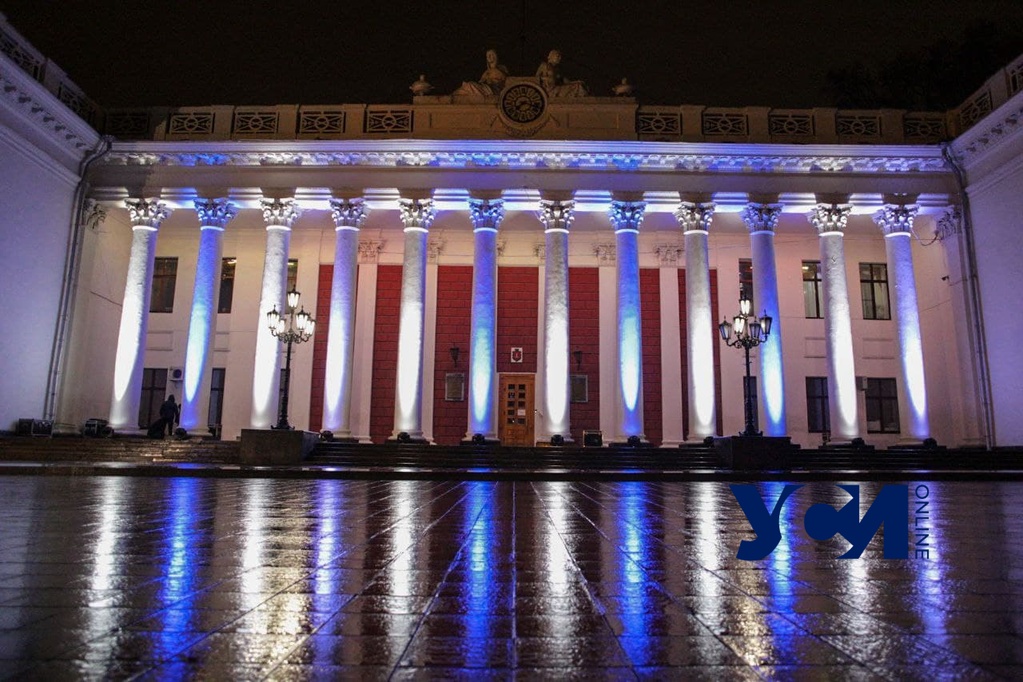 Одесскую мэрию подсветили белым и голубым цветами (фото) «фото»