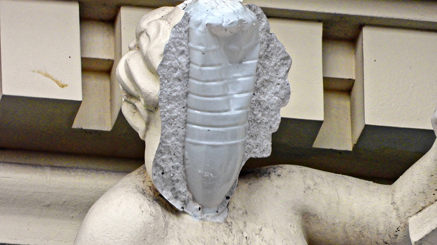 На доме Руссова откололся фрагмент скульптуры, под ним – пластиковая бутылка (фото) «фото»