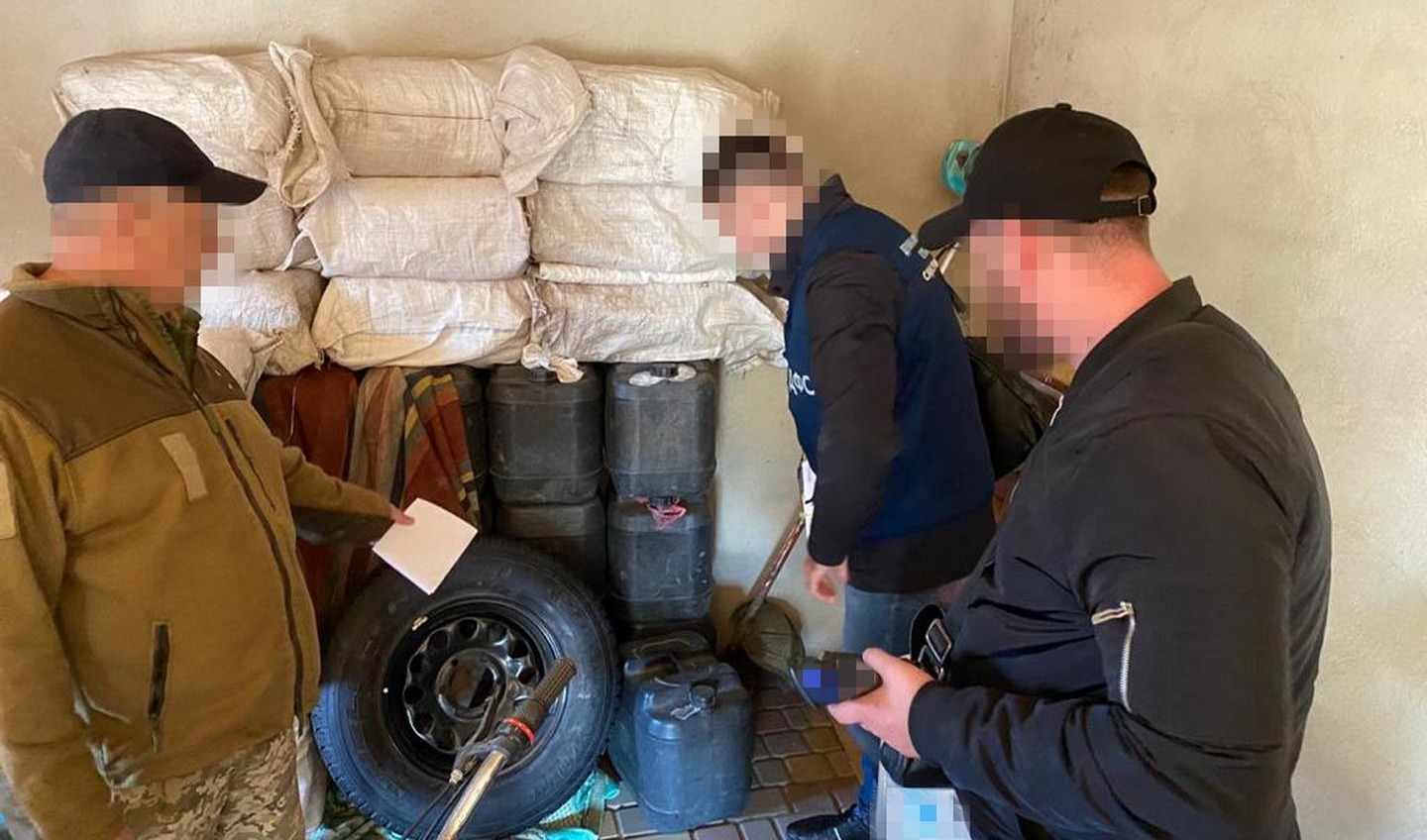 СБУ пресекла контрабанду табака и подпольного алкоголя в Одесской области (фото) «фото»