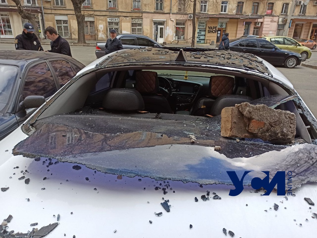 В центре Одессы рухнул фасад кинотеатра – повреждены машины  (фото) «фото»