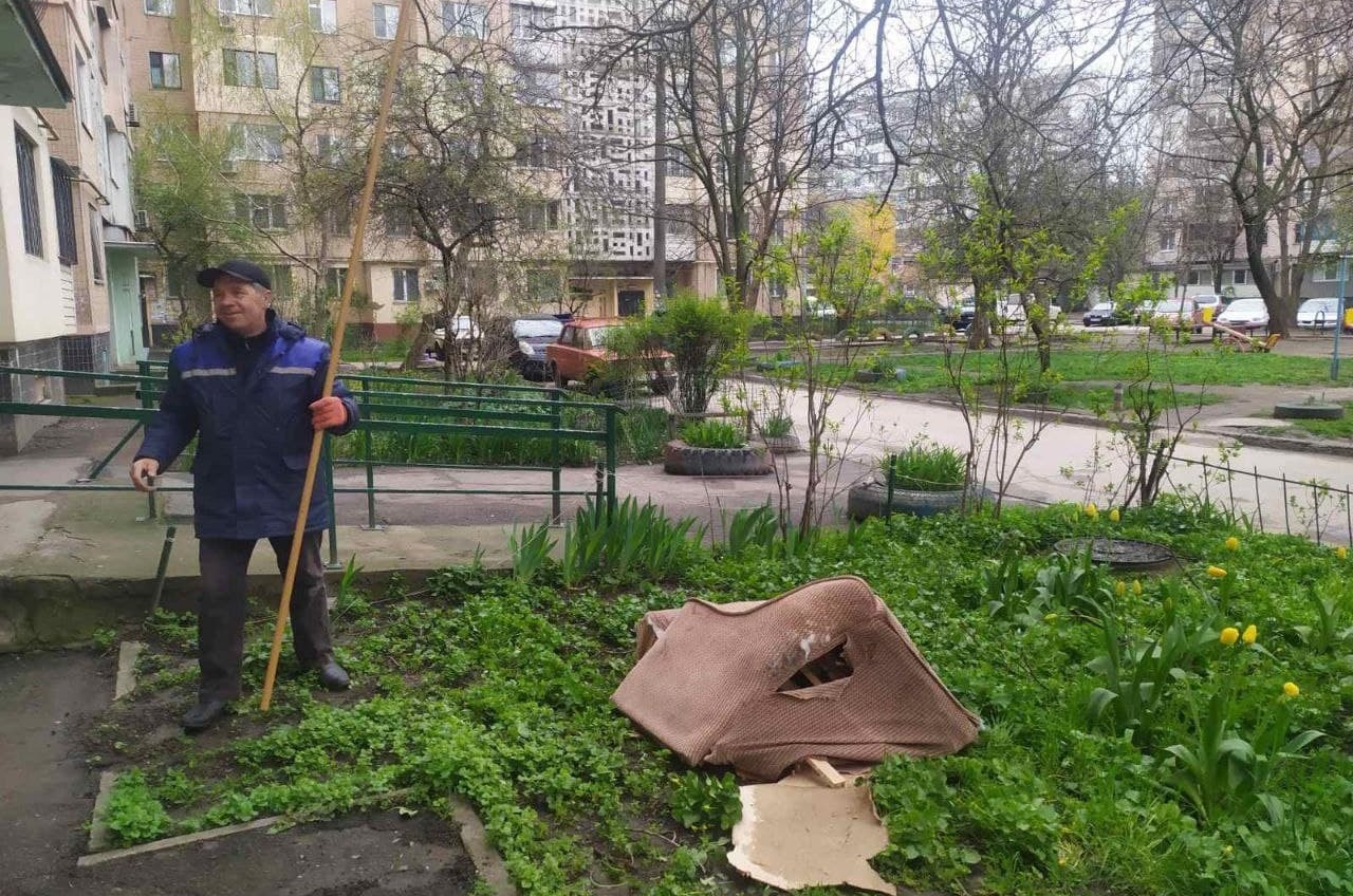 В Одессе “летающее” кресло приземлилось на дерево «фото»