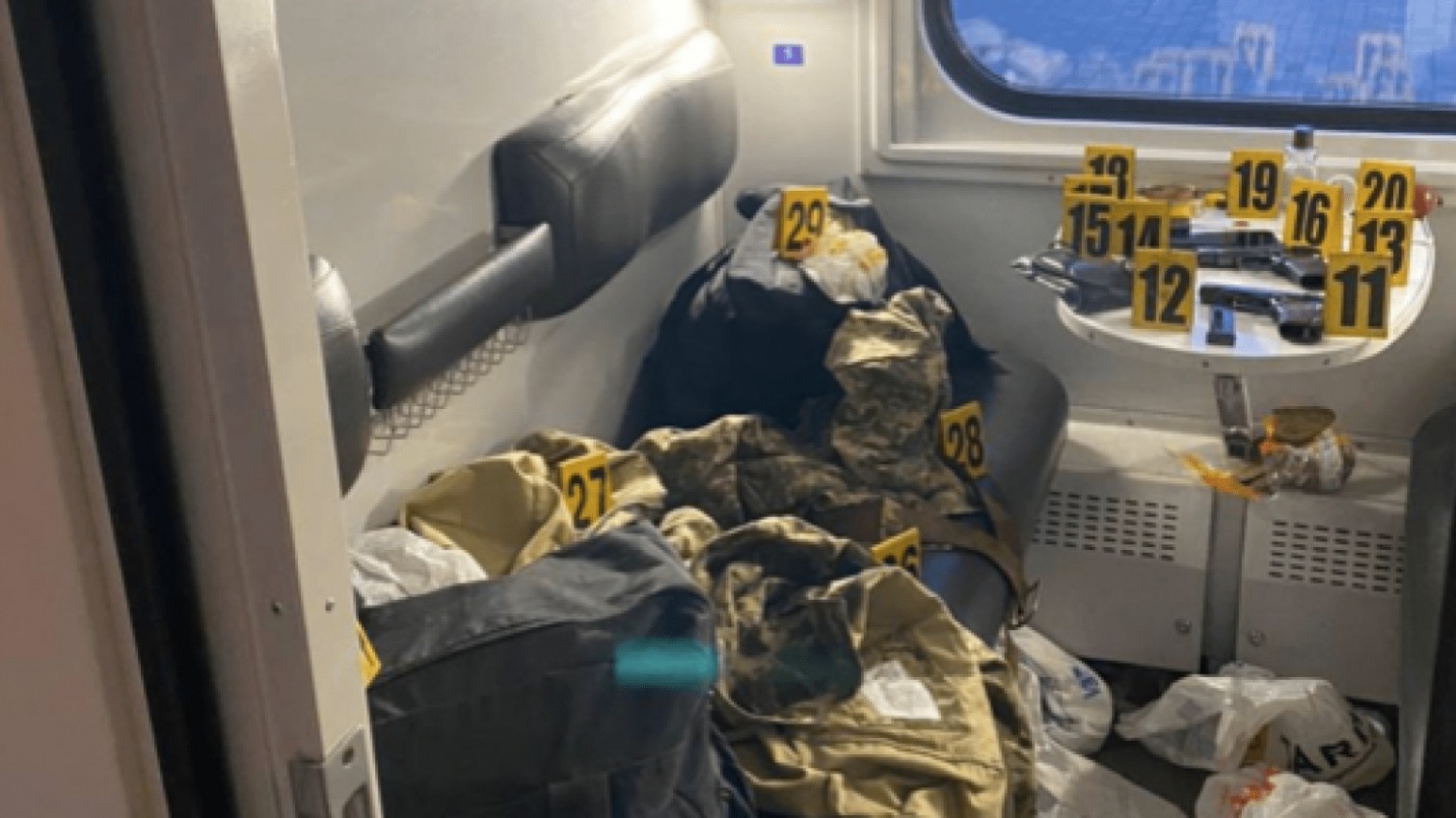 Военные устроили стрельбу из автоматов в вагоне поезда Киев – Константиновка (фото) «фото»