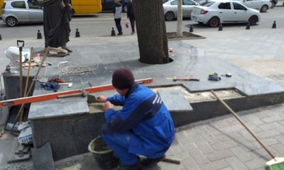Вандалы повредили основание памятника Вере Холодной (фото) «фото»