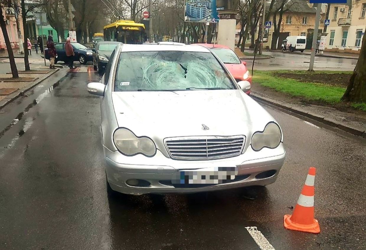 На Адмиральском проспекте автомобиль сбил пожилого человека на переходе «фото»