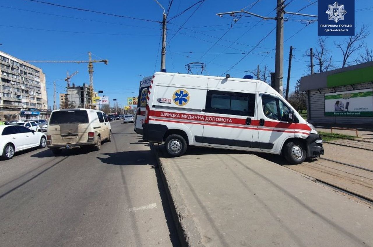 В Суворовском районе легковушка врезалась в скорую (фото) «фото»