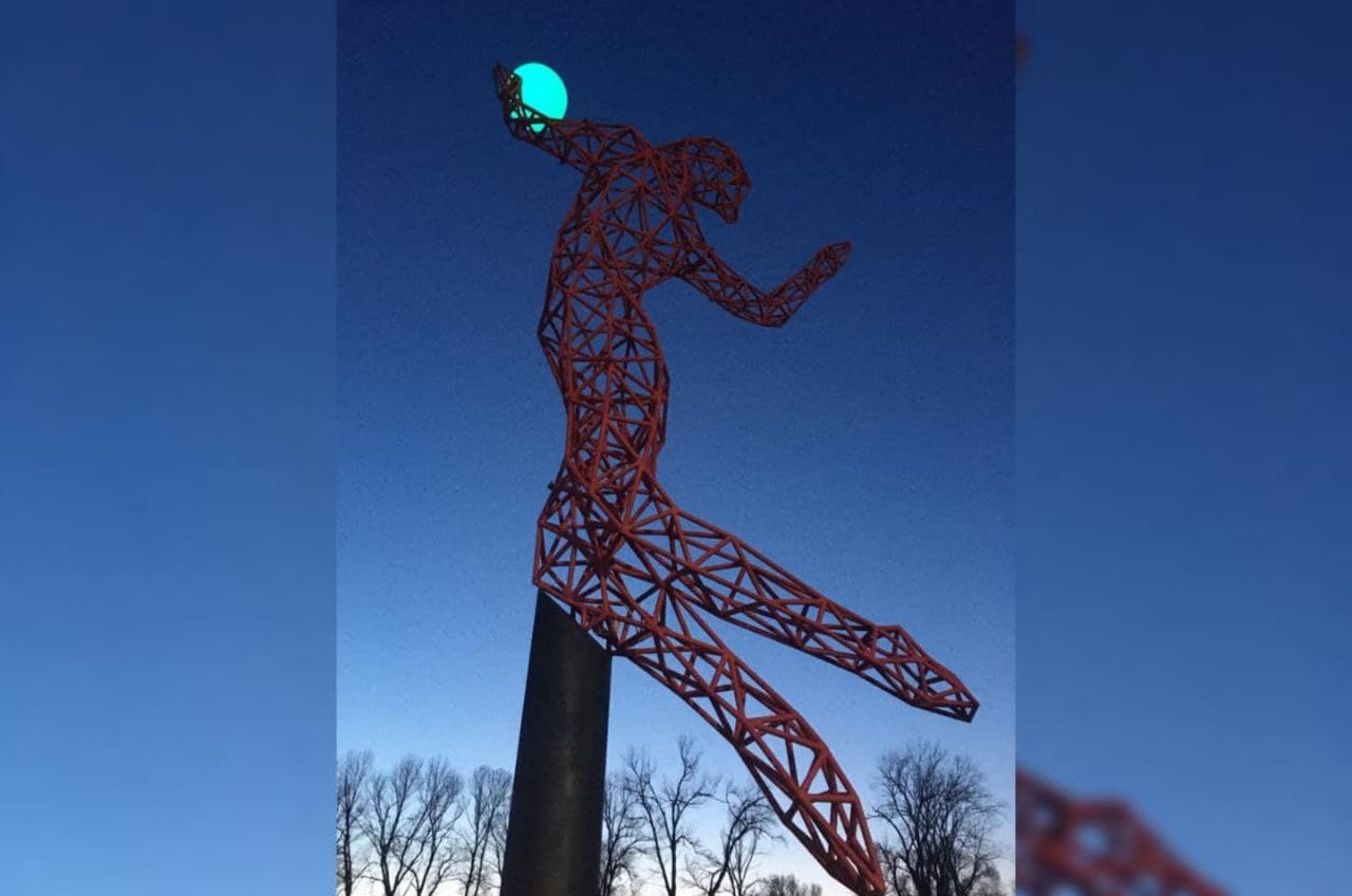 Одесский скульптор Милов презентовал в Киеве новый арт-объект – Moon volleyball (фото) «фото»