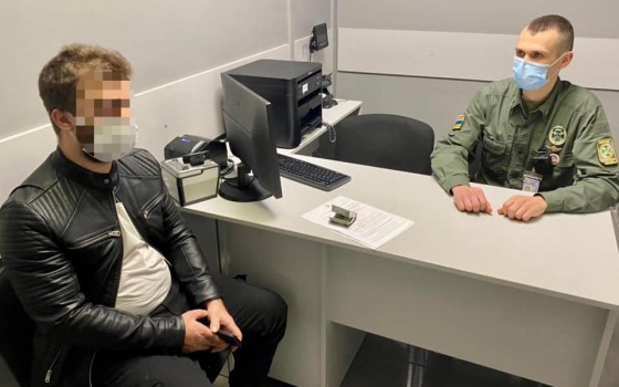 В Одесском аэропорту иностранец предлагал взятку 200 долларов, чтобы попасть в Украину (фото) usionline.com В Одесском аэропорту иностранец предлагал взятку 200 долларов, чтобы попасть в Украину (фото) «фото»