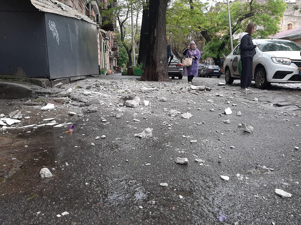 В центре Одессы рушится часть дома: камни долетают до середины улицы (фото, аудио) Обновлено «фото»