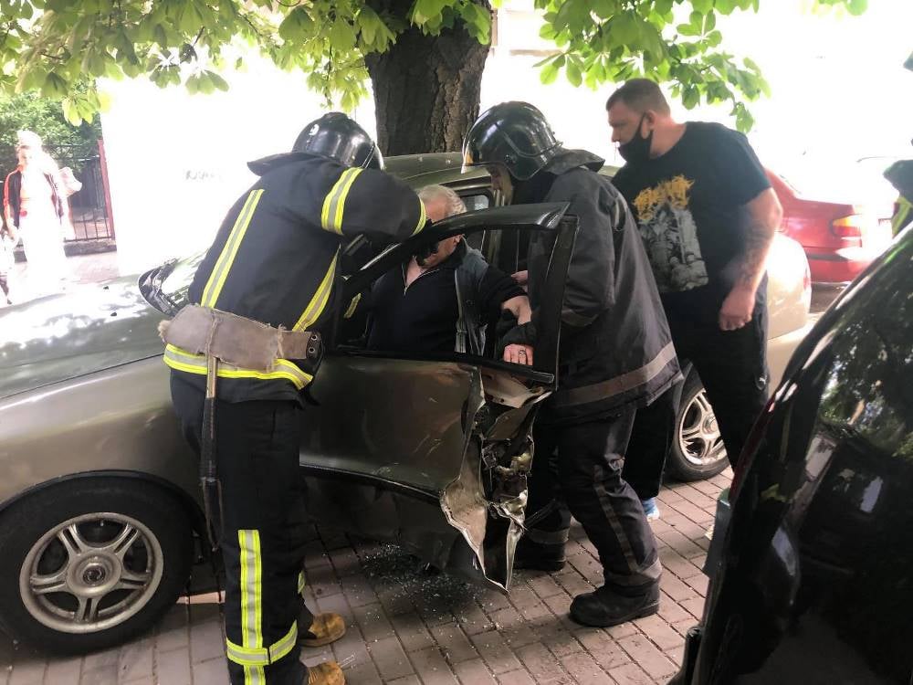 В Одессе спасатели разблокировали водителя из разбитого авто (фото) «фото»