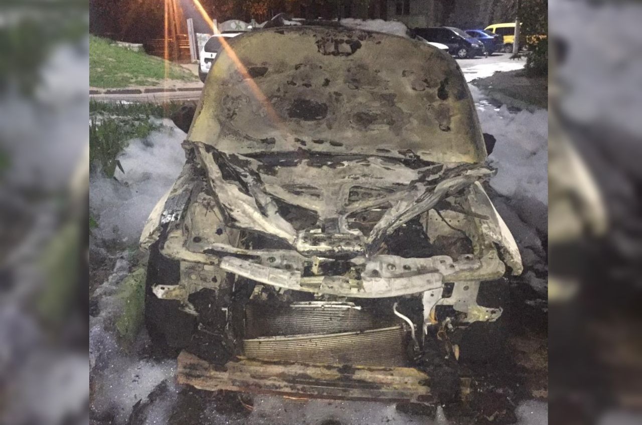 В Черноморске ночью сожгли два автомобиля (фото) «фото»