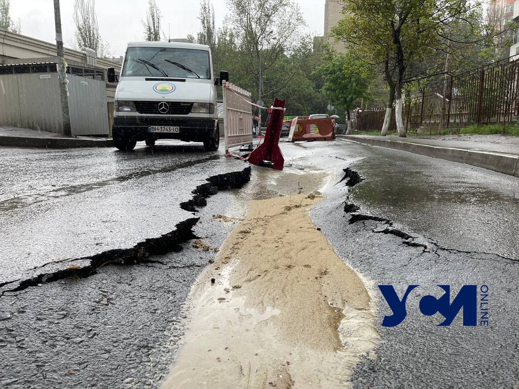 Провал на дороге возле Европейского лицея принял угрожающие размеры (фото, аудио) «фото»