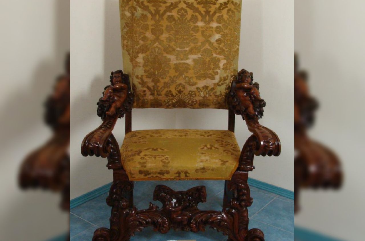 Старинное кресло вернули в Одесский музей после долгой реставрации (фото) «фото»