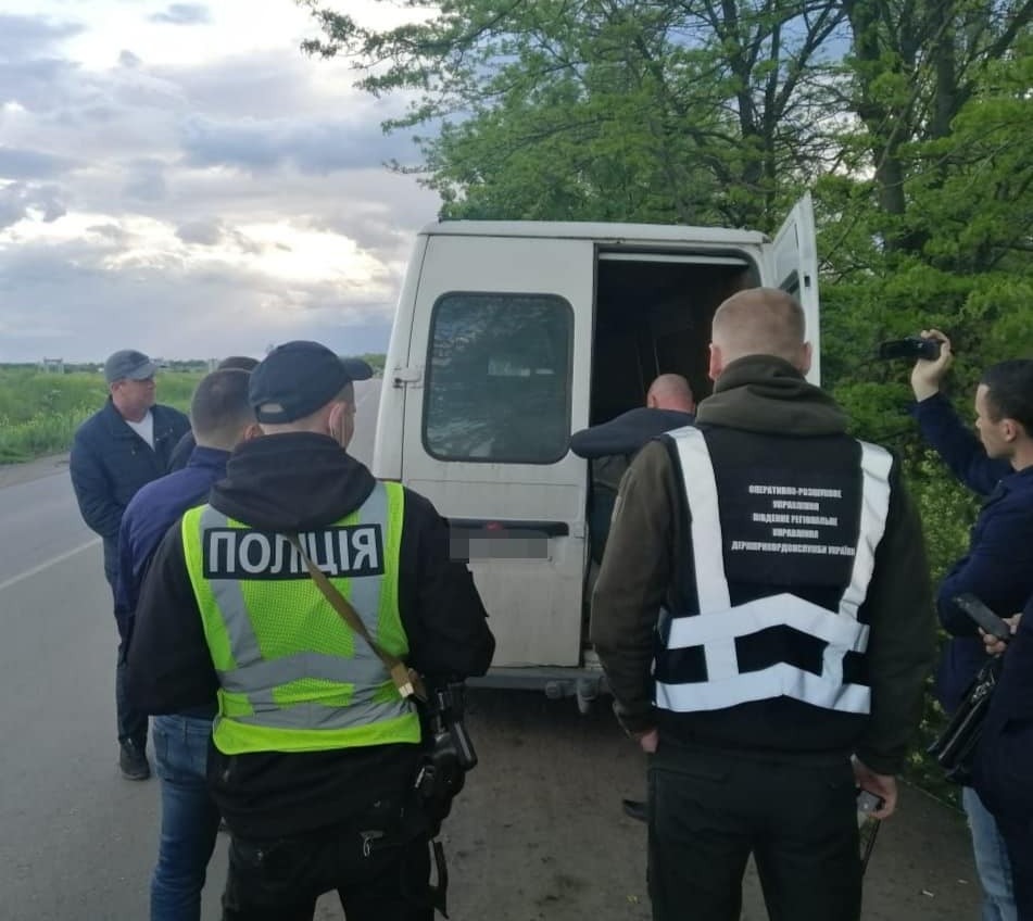 В Одесской области мужчина пытался провезти в соломе более тысячи литров спирта (фото) «фото»
