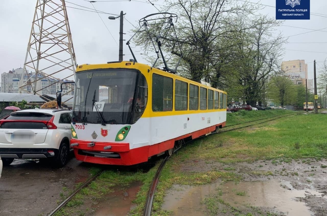 В Одессе брошенный на трамвайных рельсах автомобиль эвакуировали (фото) «фото»