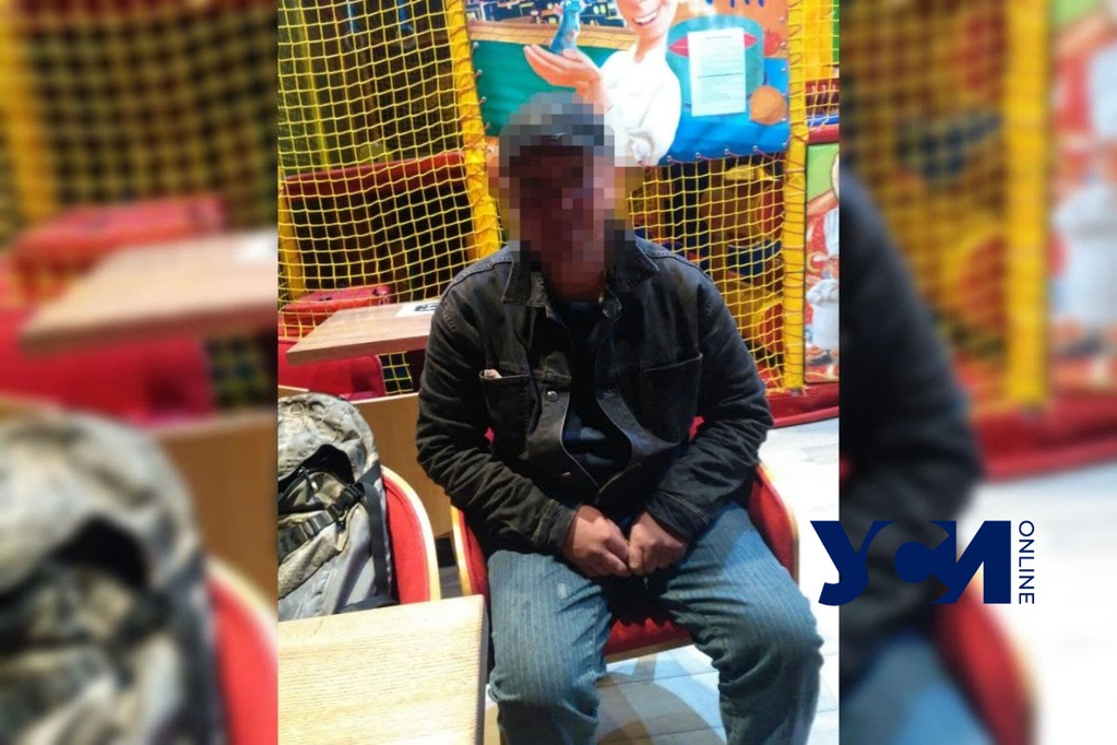 В центре Одессы мужчина уснул в туалете пиццерии с пистолетом (фото) «фото»