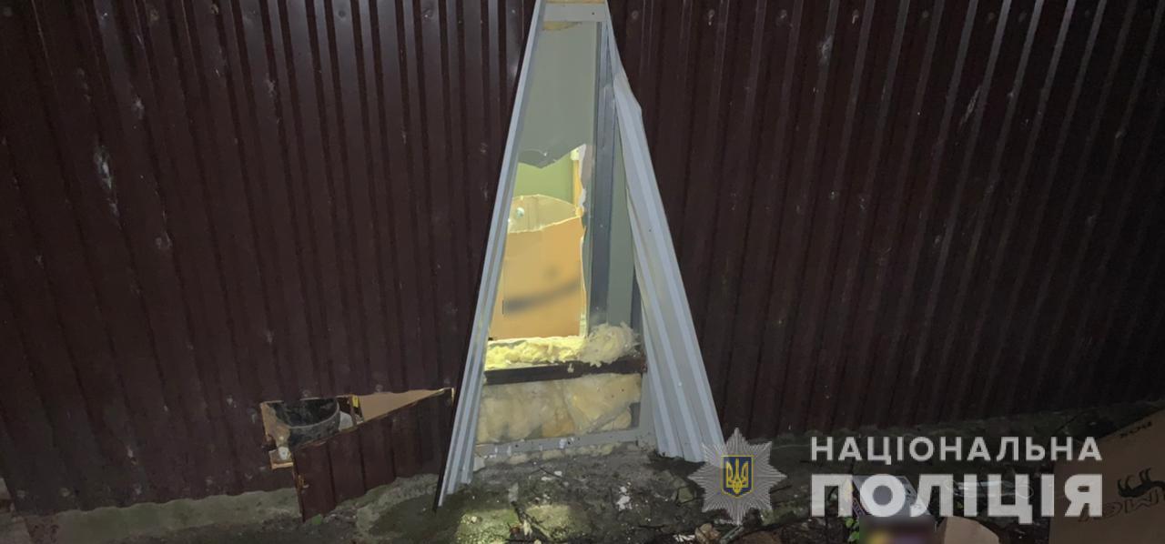 Житель Одесской области проделал дыру в сигаретном киоске (фото) «фото»