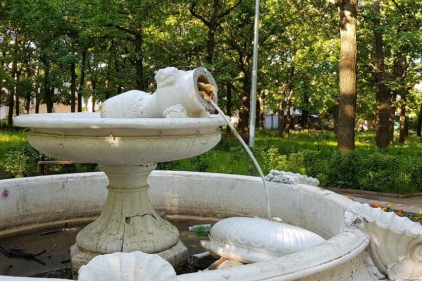 В Одессе вандалы сломали фонтан, качели и скамьи, и украли десятки кустов роз (фото) «фото»