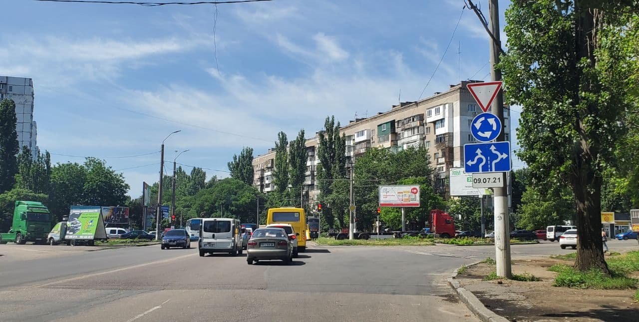 На поселке Котовского сегодня меняют схему проезда на важном перекрестке «фото»