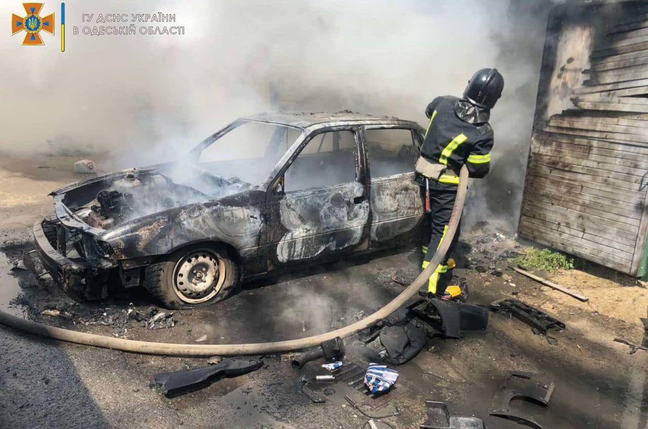 Из-за припаркованных авто одесские спасатели не могли подъехать к горящим гаражам (фото) «фото»