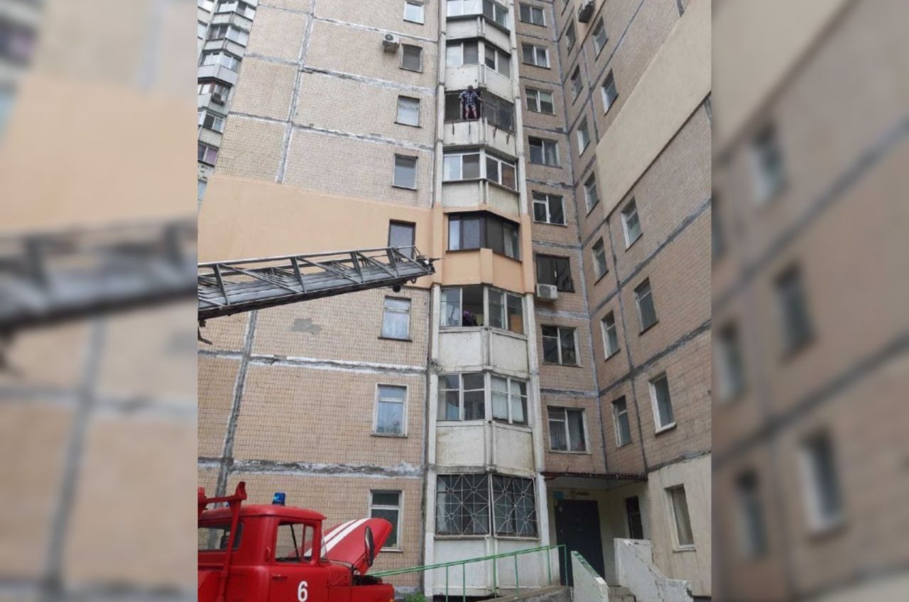 Попытка суицида: пожарные сняли одессита с балкона (фото) «фото»