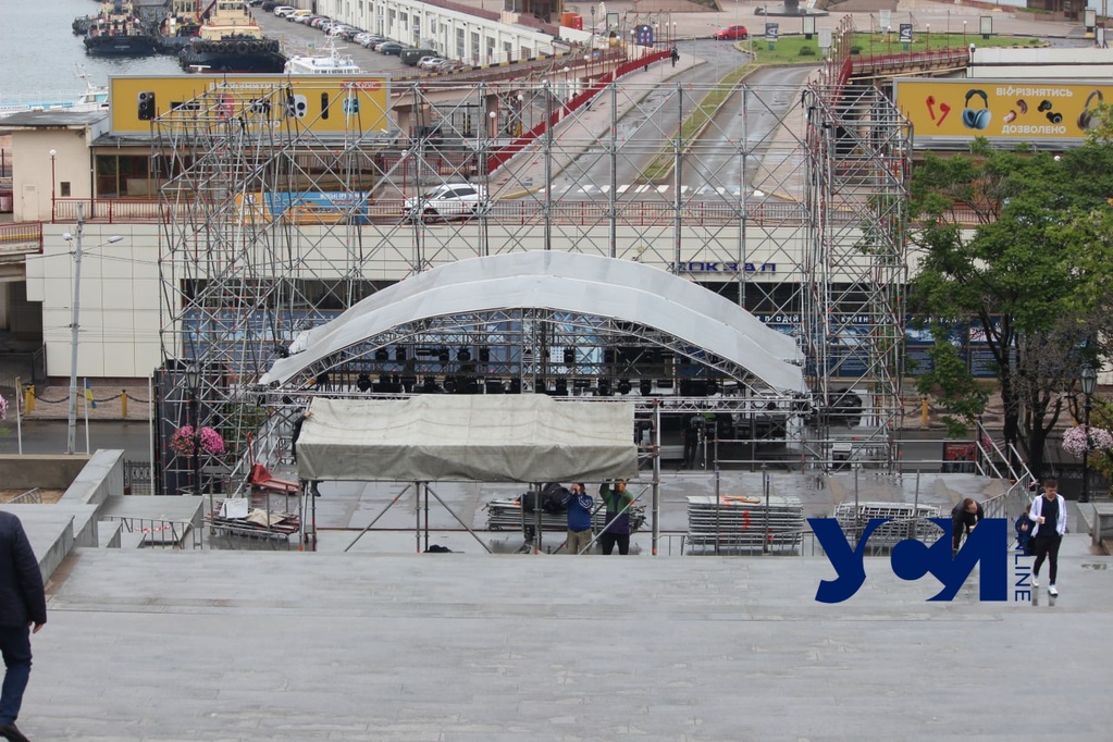 На Потемкинской лестнице готовят сцену для опен-эйр концерта Odessa Classics (фото, аудио) «фото»