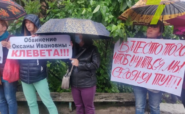 Под Одесским СИЗО устроили протест в поддержку обвиняемых в педофилии педагогов (фото) «фото»