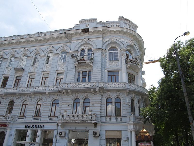 От одесского дома с самым длинным балконом уберут самовольно установленный «сарай» (фото) «фото»