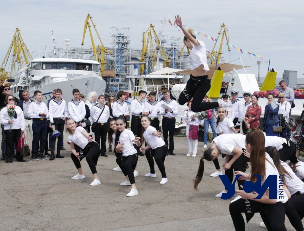 «Семь футов под килем и полный вперед!»: в Одессе отгуляли выпускной юные моряки (фото, аудио) «фото»