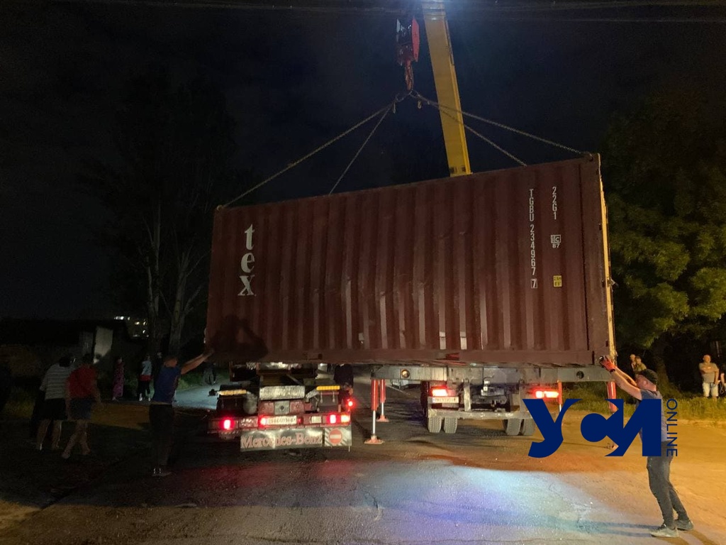 На Слободке пьяный водитель грузовика  потерял контейнер (фото) «фото»