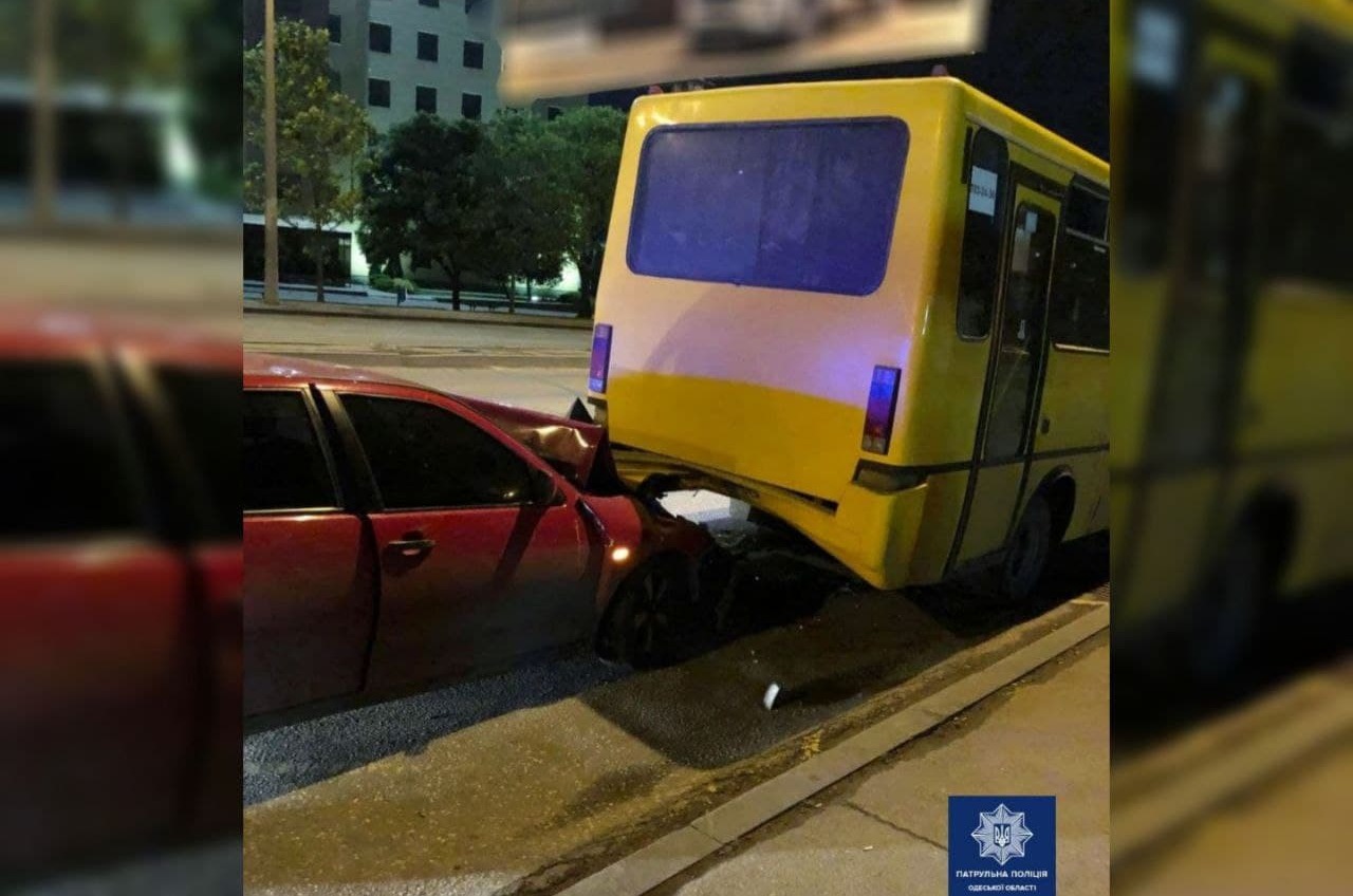 На Балковской легковушка на скорости «боднула» маршрутку (фото) usionline.com На Балковской легковушка на скорости «боднула» маршрутку (фото) «фото»