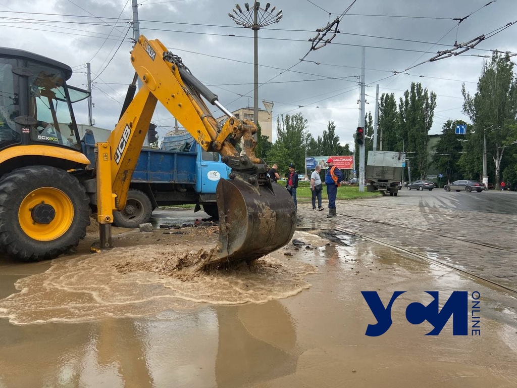 На площади Толбухина – транспортный коллапс из-за прорыва водопровода (фото) «фото»