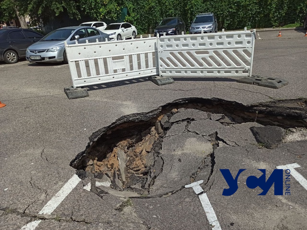 На парковке у Таможенной площади образовалась огромная яма (фото) «фото»