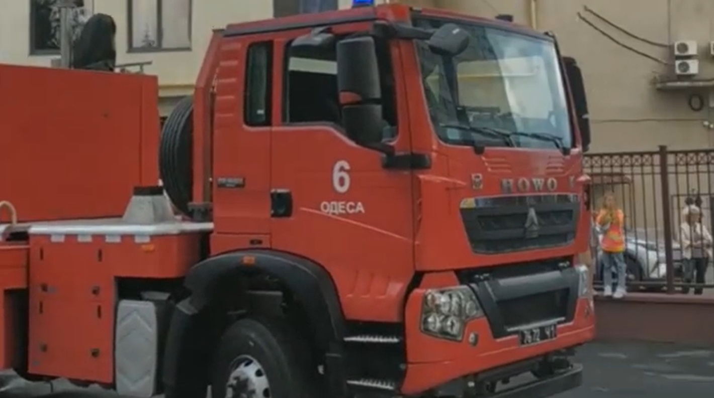 На Литературной для спасения кота вызвали автолестницу ГСЧС (видео) usionline.com На Литературной для спасения кота вызвали автолестницу ГСЧС (видео) «фото»
