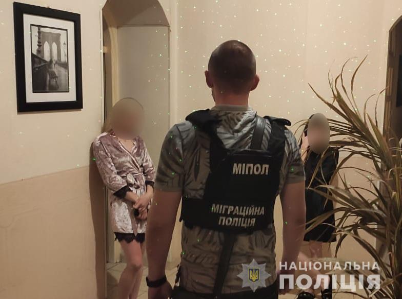 В Одессе накрыли бордели, замаскированные под массажные салоны (фото, видео) «фото»