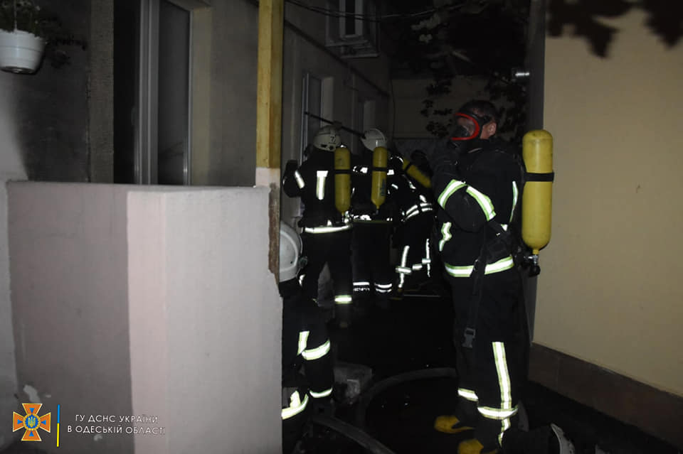 Ночью в Одессе горел подвал дома (фото) «фото»