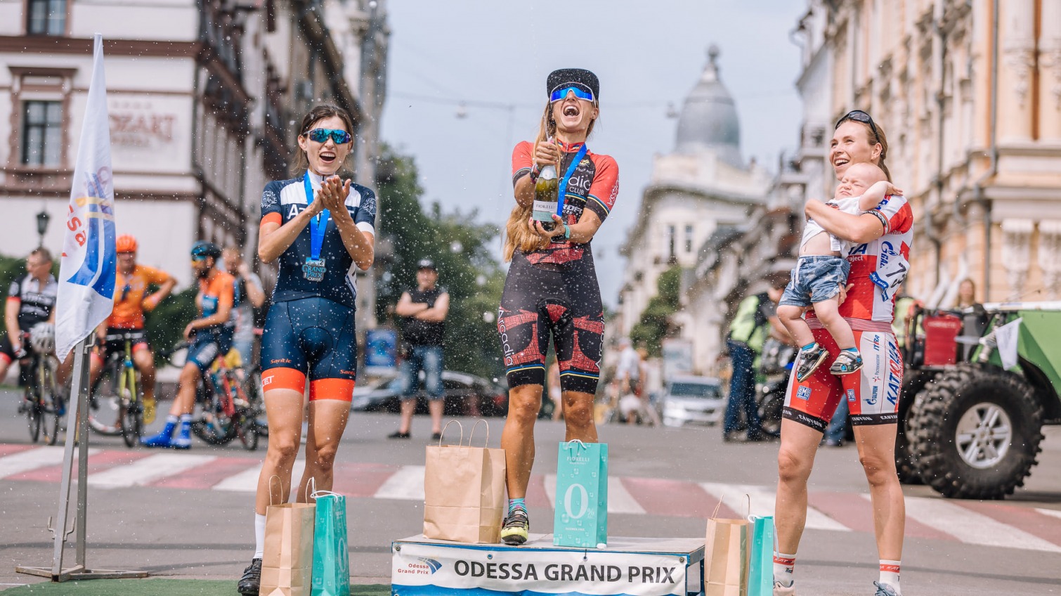 Скорость, азарт и успех: возле Оперного театра финишировала велогонка Odessa Gran Prix (фото) «фото»