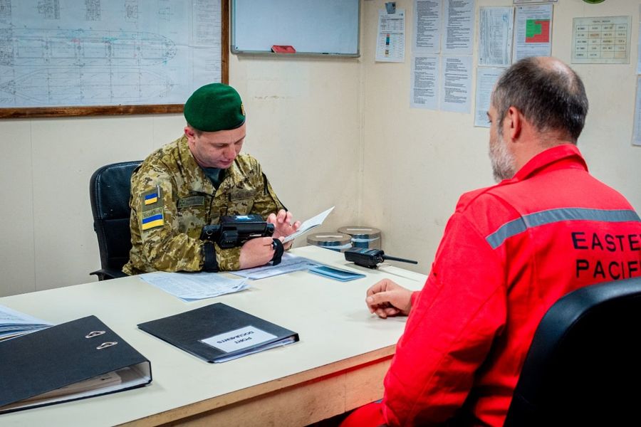 В порт «Южный» не пустили 12 российских моряков (фото) «фото»