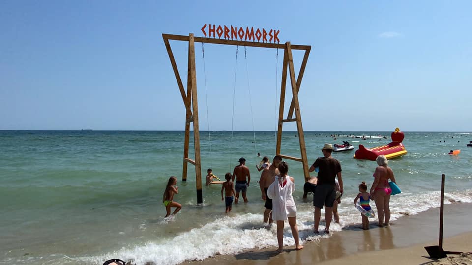 Новая фотозона: на пляже в Черноморске установили качели прямо в море (фото) «фото»