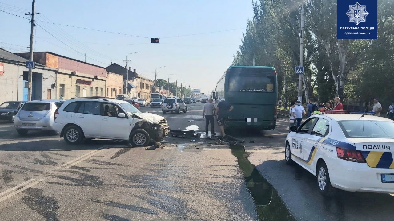 На Николаевской дороге легковушка врезалась в автобус «фото»
