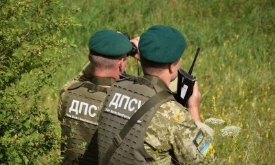 Неизвестные напали на украинских пограничников на границе с Россией и отобрали у них оружие usionline.com Неизвестные напали на украинских пограничников на границе с Россией и отобрали у них оружие «фото»