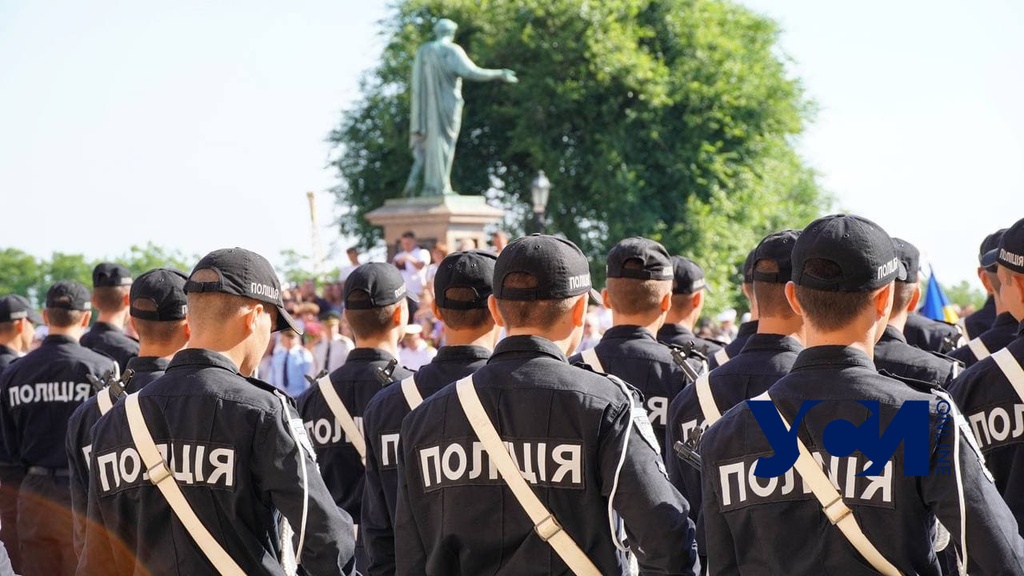 Выпуск новых полицейских прошел у памятника Дюку (фото, аудио) usionline.com Выпуск новых полицейских прошел у памятника Дюку (фото, аудио) «фото»