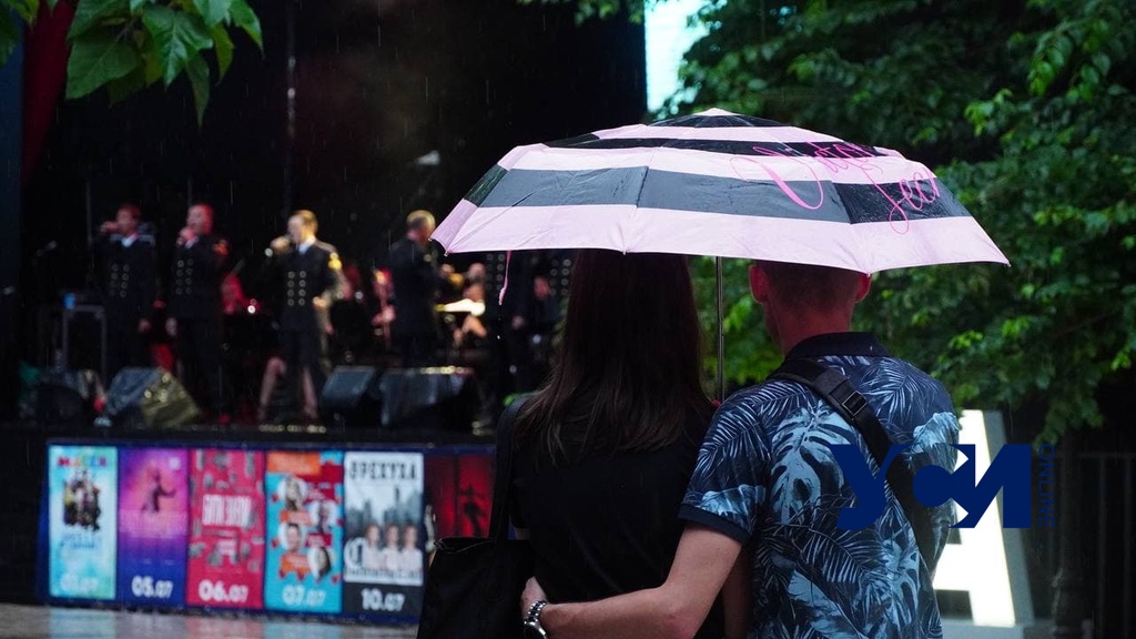 И даже в дождь: одесситы могут насладиться выступлением оркестра 6-го флота США (фото) «фото»