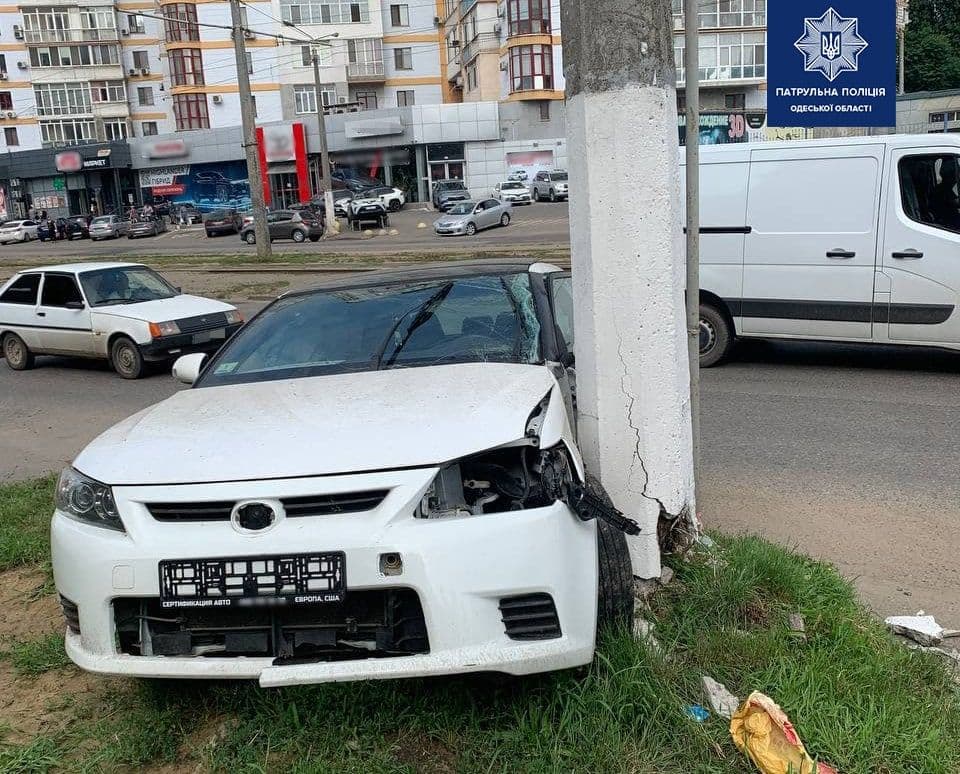 На Балковской автомобиль врезался в столб «фото»
